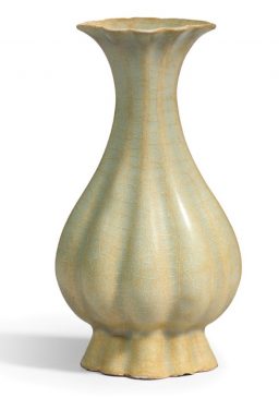Керамическая дольчатая ваза грушевидной формы в стиле " Jiaotanxia", относящаяся к периоду Южной династии Сун (1127–1279 года н.э.). 