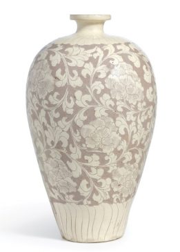 Большая белая керамическая ваза "Cizhou", украшенная рисунком в виде цветка пион, относящаяся к периоду Северной династии Сун (960–1127 года н.э.).