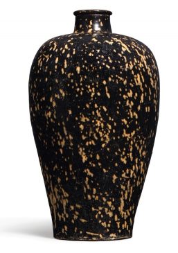 Керамическая ваза в стиле "Цзичжоу" (Jizhou), черного цвета с янтарными брызгами ("крыло куропатки"), относящаяся к периоду Северной династии Сун (960–1127 года н.э.). 