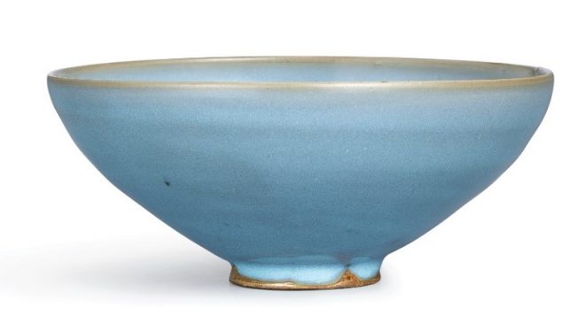Керамическая чаша в стиле "Жун-яо" (Junyao), покрытая голубой глазурью, относящаяся к периоду Династии Цзинь (1115—1234 года н.э.). 