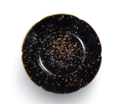 Керамическая тарелка в стиле "Дин-яо", покрытая черной глазурью, из императорской коллекции Северной династии Сун (960–1127 года н.э.).