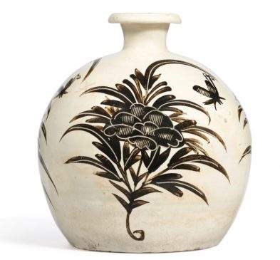 Керамическая ваза в стиле "Си-чжоу" (Cizhou), относящаяся к периоду Династии Цзинь (1115—1234 года н.э.). 