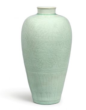 Керамическая ваза, покрытая серовато-зеленой глазурью (селадон) и украшенная резьбой в виде цветка пион, относящаяся к периоду Северной династии Сун (960–1127 года н.э.).