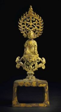 Бронзовая скульптура сидящего Будды (26 см), эпоха Смены династии Суй династией Тан (581-907 гг. н.э.), 6-7 века.