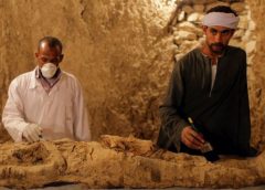 Археологи нашли в Египте неразграбленную гробницу с артефактами