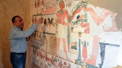 Археологи нашли в Египте неразграбленную гробницу с артефактами