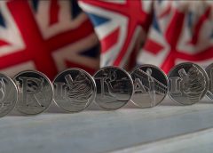 В Великобритании выпустили новые десятипенсовые монеты с буквами алфавита