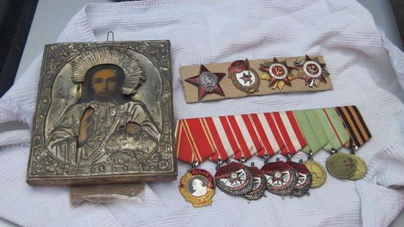 В Россию не дали вывезти старинную икону и 12 наград СССР, в том числе орден Ленина