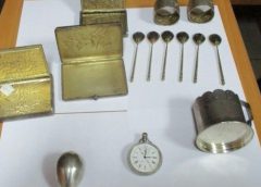 В Россию не дали вывезти 15 старинных предметов из серебра