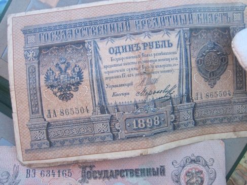 В Россию не дали вывезти старинный патефон и купюры