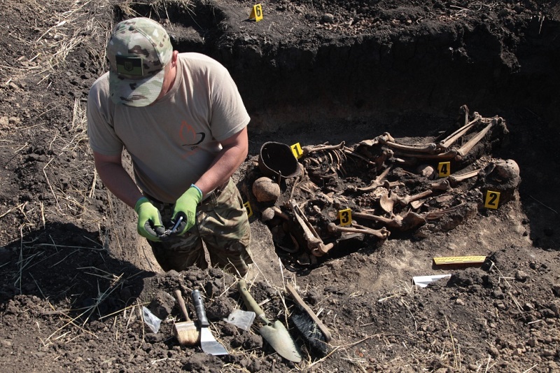 В "Барвенковском котле" откопали останки 49-ти солдат и множество артефактов