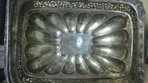 Старинные предметы интерьера, изготовленные из металла белого цвета: ваза для конфет 1835 года и пепельница
