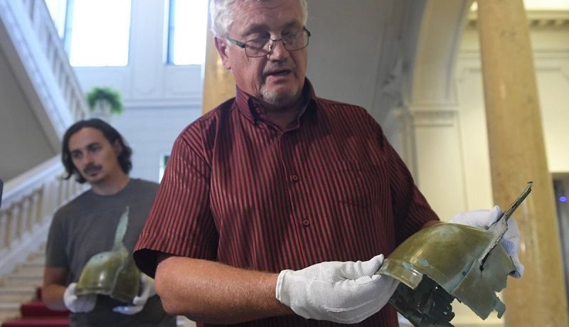 В Словакии грибник нашел два бронзовых шлема и отдал в музей