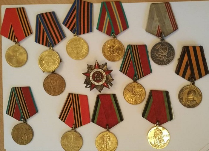 коллекцию медалей и орденов времен Второй мировой войны