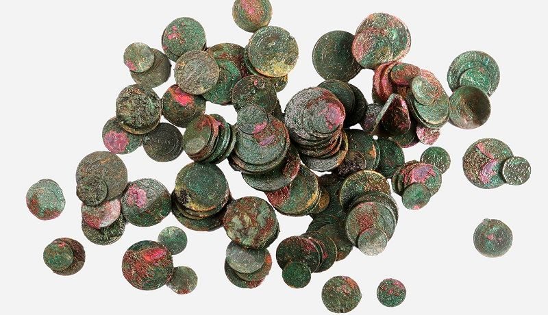 На Софийской набережной Москвы нашли клад из 135 медных монет