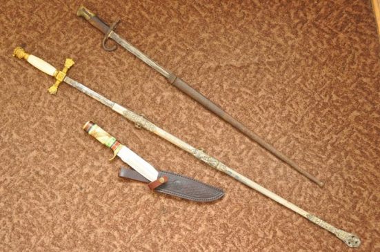 Штык-нож к 11-мм винтовке системы Гра образца 1874 года, меч по типу массонских, изготовленный кустарных способом, сабля в металлических ножнах