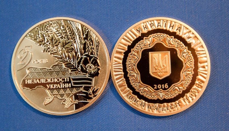 Золотые памятные монеты «25 років незалежності України»