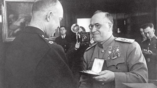 Маршал Советского Союза Г.К. Жуков вручает орден «Победа» генералу армии Эйзенхауэру. Франкфурт-на-Майне, 10 июня 1945 года