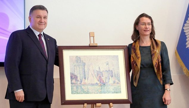 Украина вернула Франции похищенную картину Поля Синьяка "Порт Ла-Рошель"