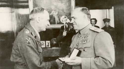 Вручение маршалом Советского Союза Г.К. Жуковым Ордена Победы фельдмаршалу Великобритании Бернарду Монтгомери. Берлин, 1945 год