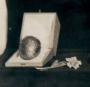 1889 год - пасхальное яйцо «Несессер» (Nécessaire)