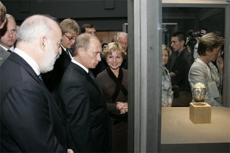 президент России Владимир Путин осматривает коллекцию яиц Фаберже, привезенную Виктором Вексельбергом