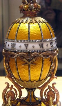  1899 год - пасхальное яйцо-часы Букет лилий