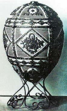 1909 год - императорское пасхальное яйцо «Памятное Александра III»
