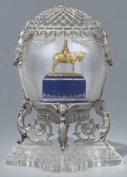 1910 год - яйцо пасхальное с моделью памятника императору Александру III