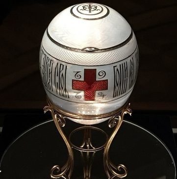 1915 год - императорское пасхальное яйцо «Красный крест c портретами»
