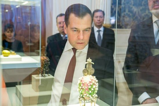 премьер-министр России Дмитрий Медведев осматривает коллекцию яиц Фаберже, привезенную Виктором Вексельбергом