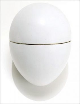 1885 год - пасхальное яйцо «Курочка»