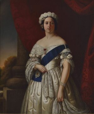 Знак ордена (подвязка) на левом плече королевы Виктории