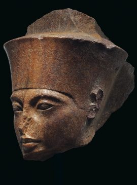бюст фараона Тутанхамона