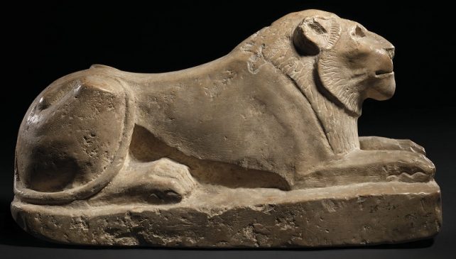 древнегипетская фигурка льва из известняка