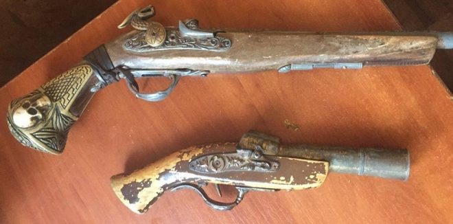 старинные пистолеты, сабли и ножи