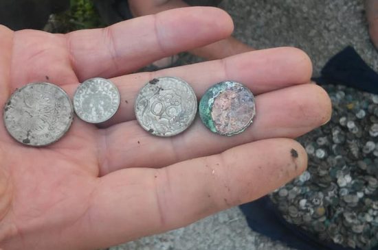 На территории монастыря в Збараже под Тернополем нашли большой клад польских монет