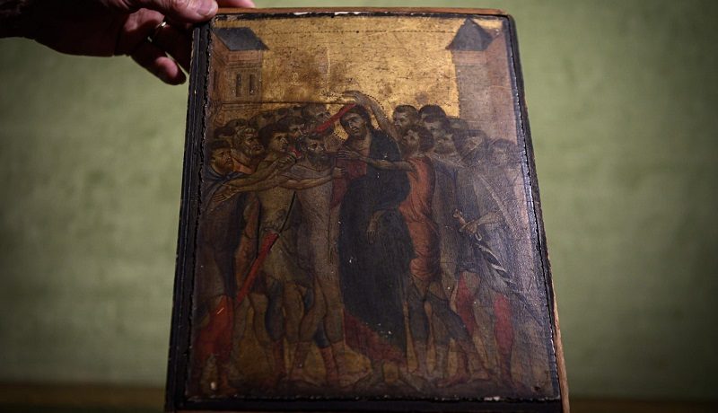 Картину Чимабуэ "Поругание Христа", найденную на кухне во Франции, продали за 24 млн евро