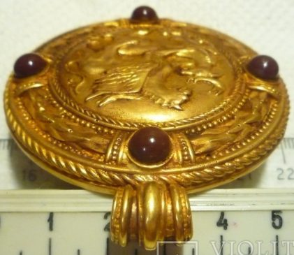 Золотой медальон с Грифоном терзающим Лань