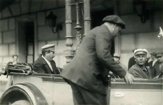 Иосиф Сталин в автомобиле