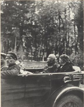 Владимир Ленин в автомобиле