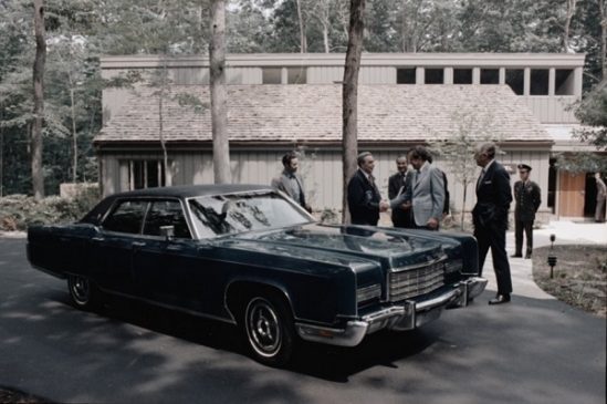 Ричард Никсон вручает Леониду Брежневу ключи от Lincoln Continental