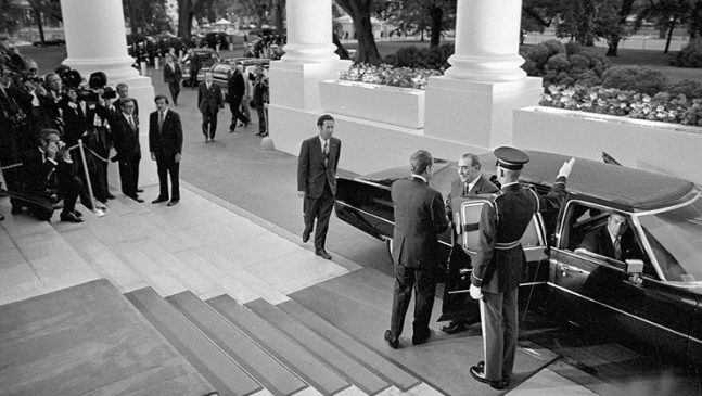 Ричард Никсон встречает Леонида Брежнева в Белом доме 18 июня 1973 года
