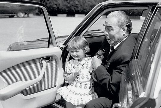 Леонид Брежнев с внучкой Галей в Mercedes-Benz W116