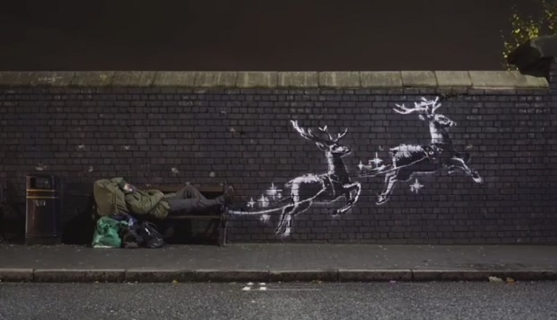 Бэнкси нарисовал Рождественское граффити. Сантой стал бездомный из Бирмингема