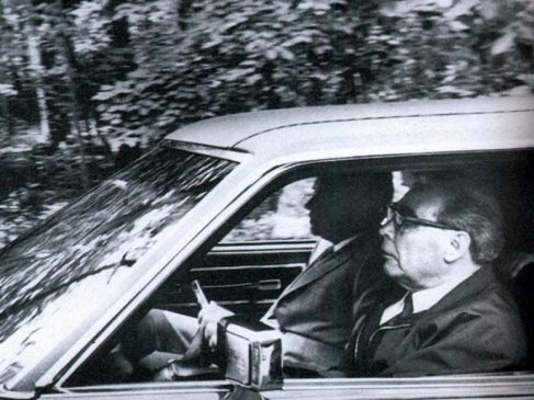 Леонид Брежнев выступает в качестве шофера у Ричарда Никсона