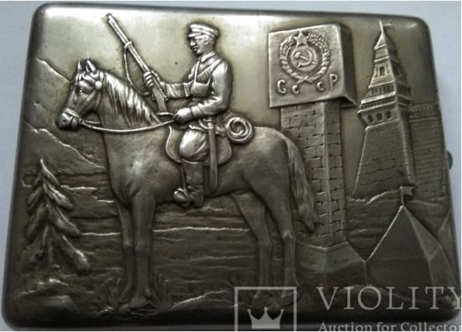 Серебряный портсигар «Всадник на фоне Кремля»