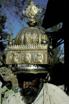 Священник, носящий корону в Челекоте (Эфиопия), в 1993 году