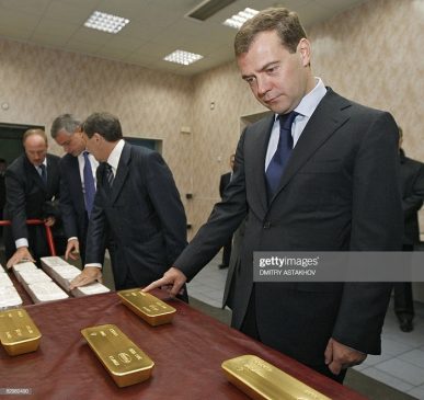 Экс-президент России Дмитрий Медведев рассматривает золотые слитки