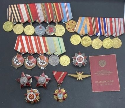 комплект наград СССР (медали, ордена, знак, документы) на летчика